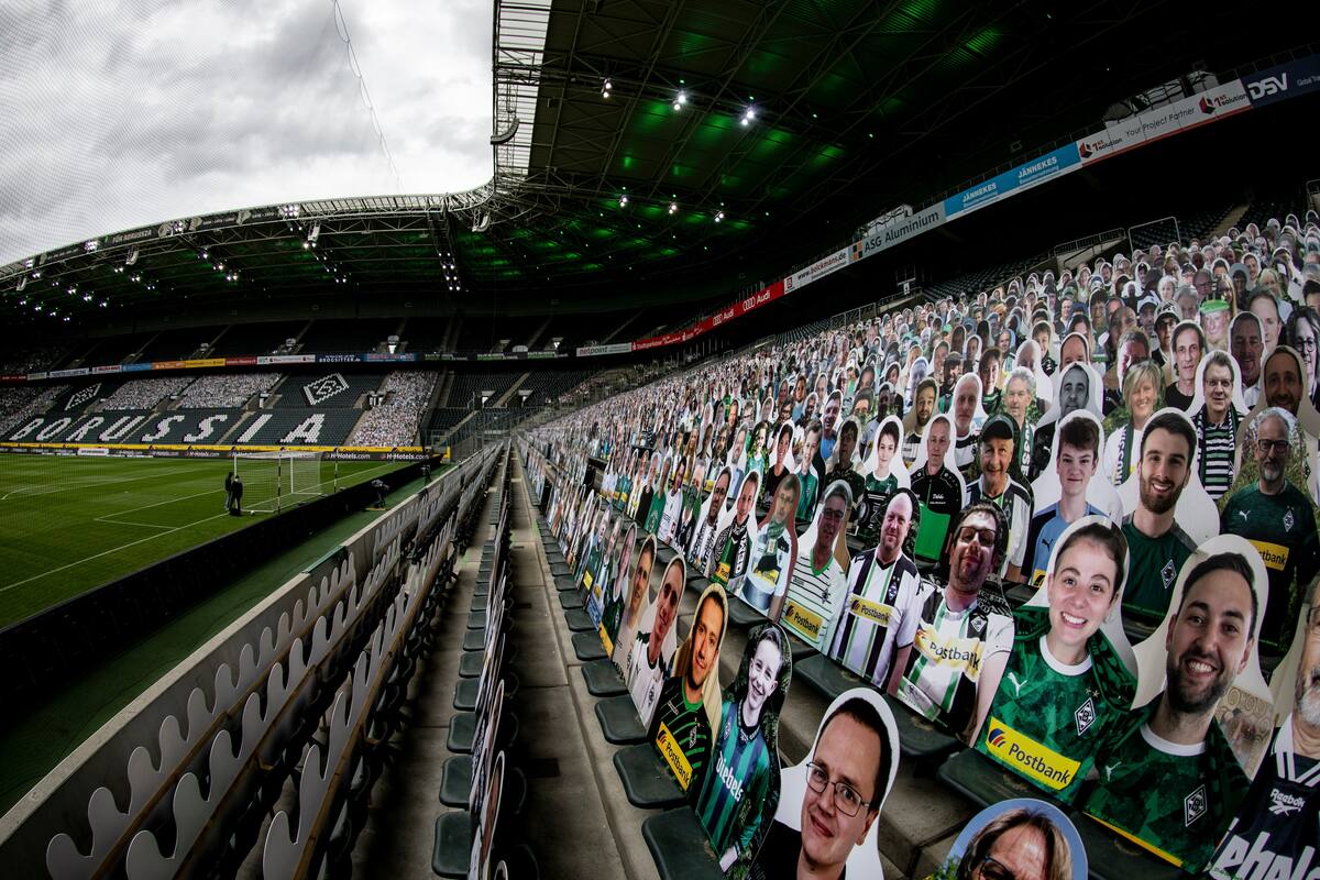 ‘Aficionados’ de cartón abarrotan las gradas del Borussia Park