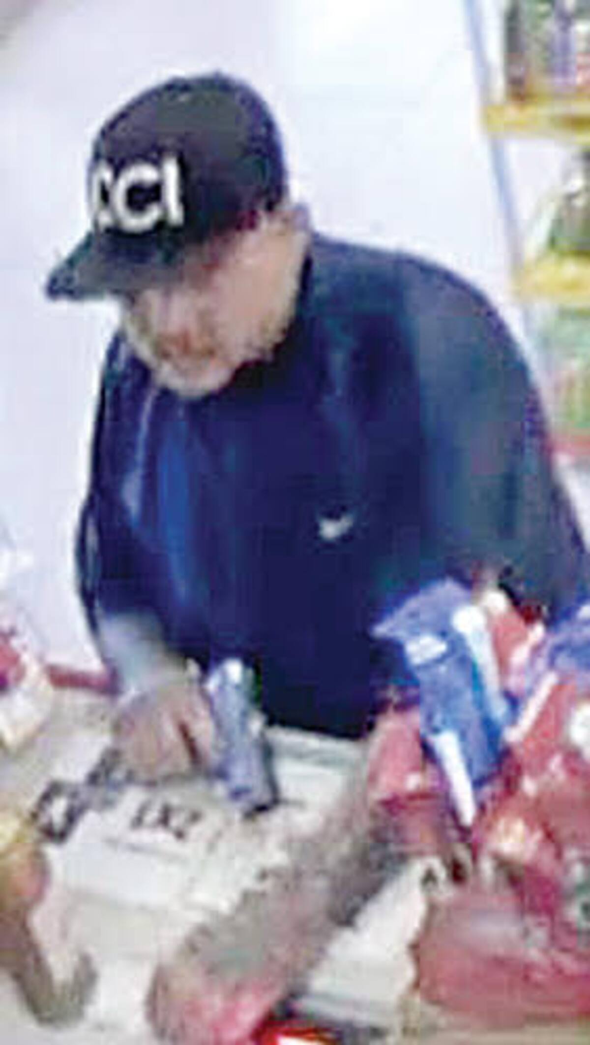 Oxxo de la Villa Obregon y del Rio, en Fracc Hda del Rio y de ahi se fue a la San Luis Rio Colorado y paseo villa florida en fracc Villas del Roble... con arma de fuego despoja del efectivo a la cajera... fordo tatuaado de los brazos, aspecto pocho...