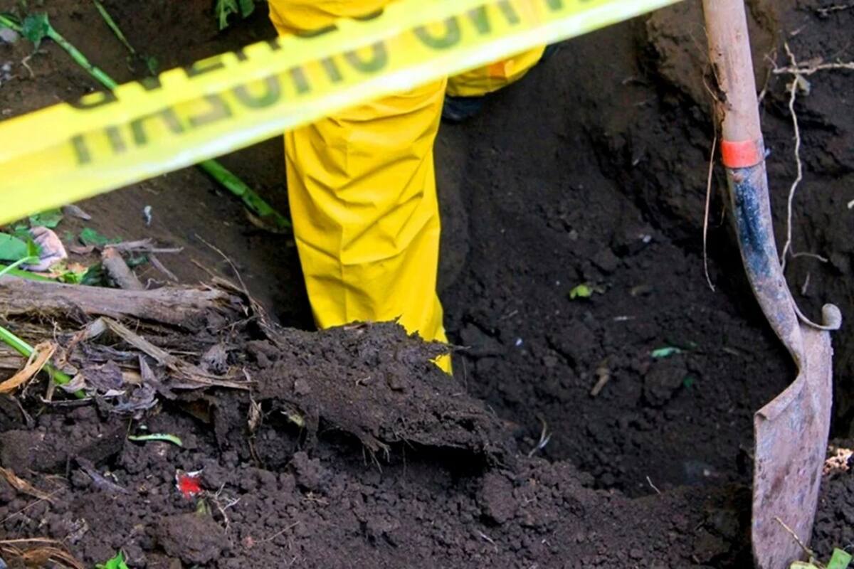 ¡Tétrico! Hallan bajo tierra credenciales de desaparecidos por Cártel Santa Rosa