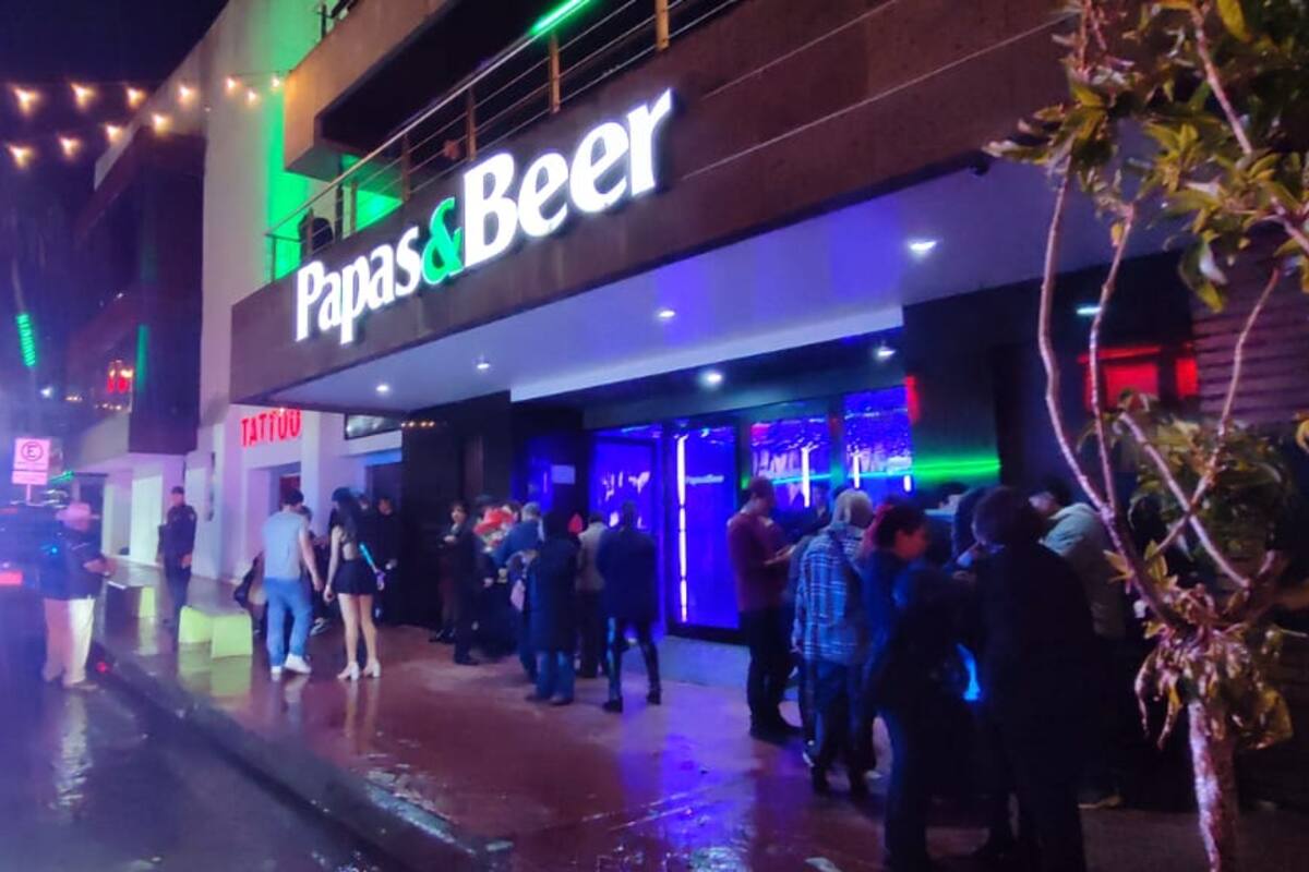 Joven cae desde el segundo piso de un bar de Ensenada