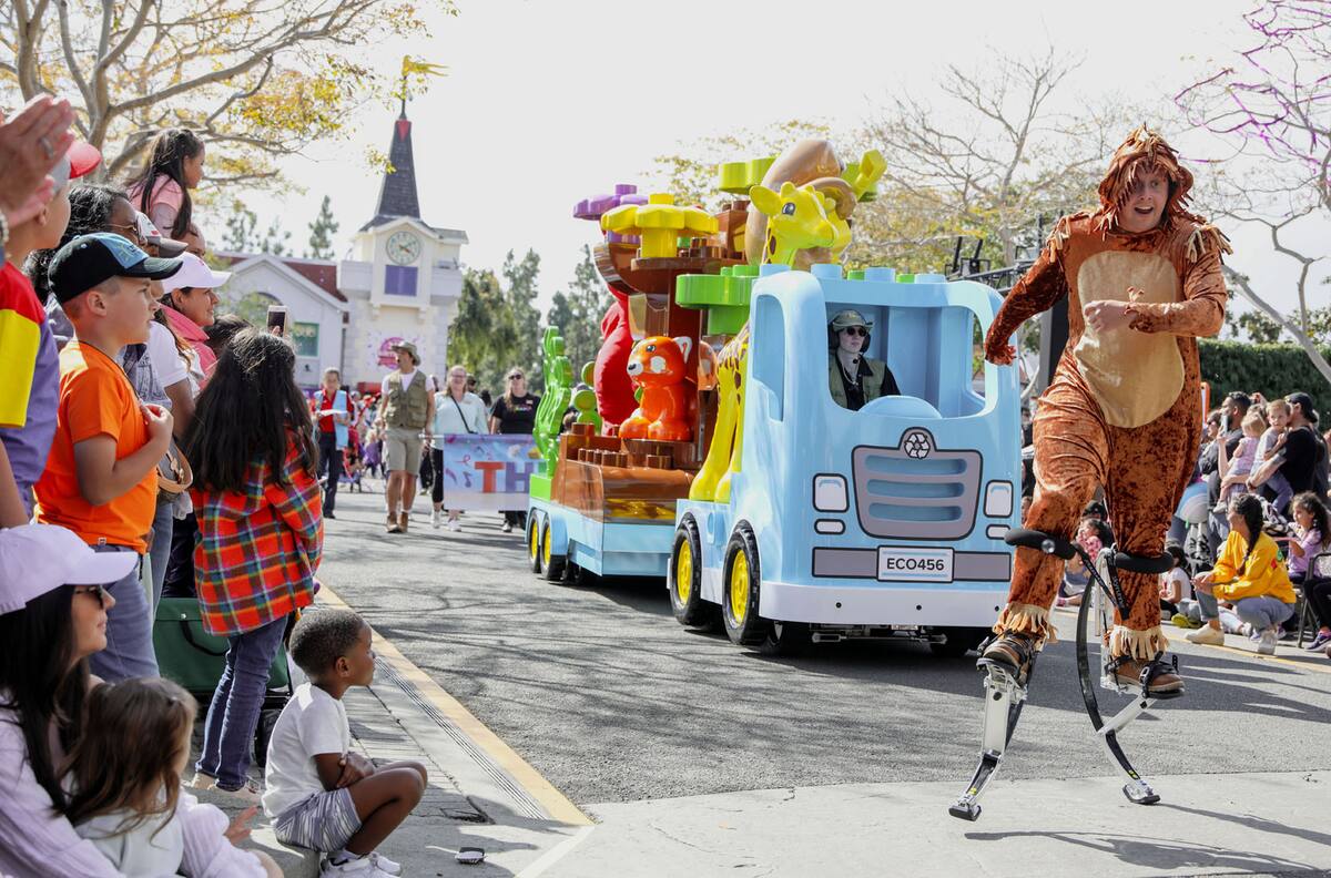 En el desfile participan 50 artistas en escena con coloridos vestuarios.