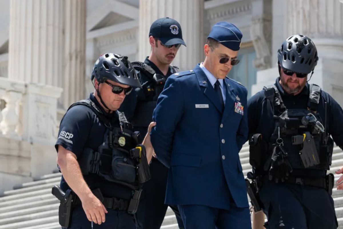 Detienen nuevamente al militar estadounidense Jason Watson tras criticar a Donald Trump, luego de que el mayor de la Fuerza Aérea se negara a volver a usar el uniforme durante su servicio