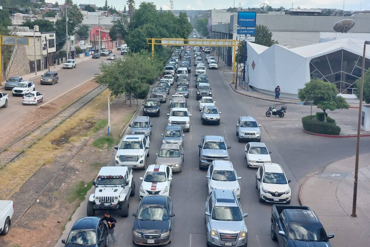 Largas filas en garitas de Nogales tras regreso de los vacacionistas