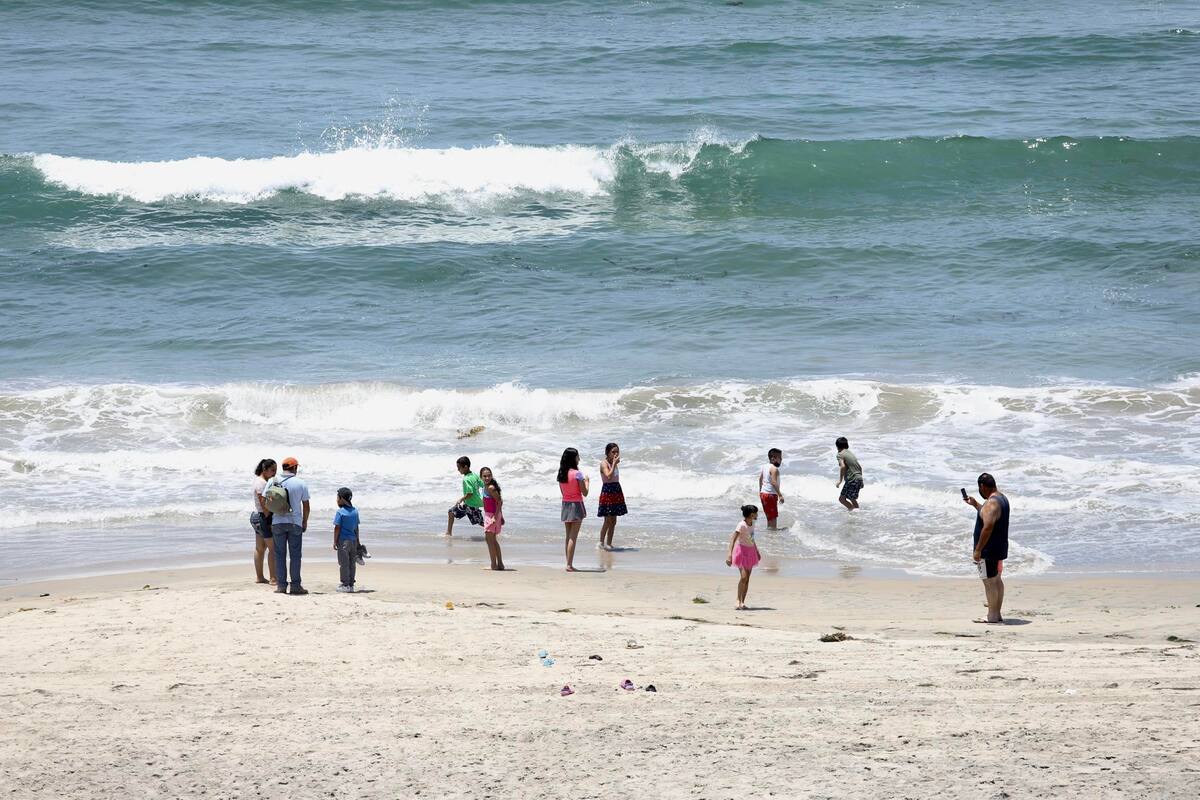 Retiran a más de mil personas de playas de Tijuana
