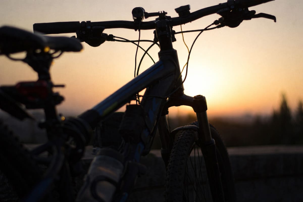 Menor resulta herido en choque entre bicicleta y camioneta en Proyecto Río Sonora