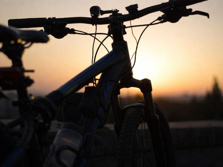 Menor resulta herido en choque entre bicicleta y camioneta en Proyecto Río Sonora