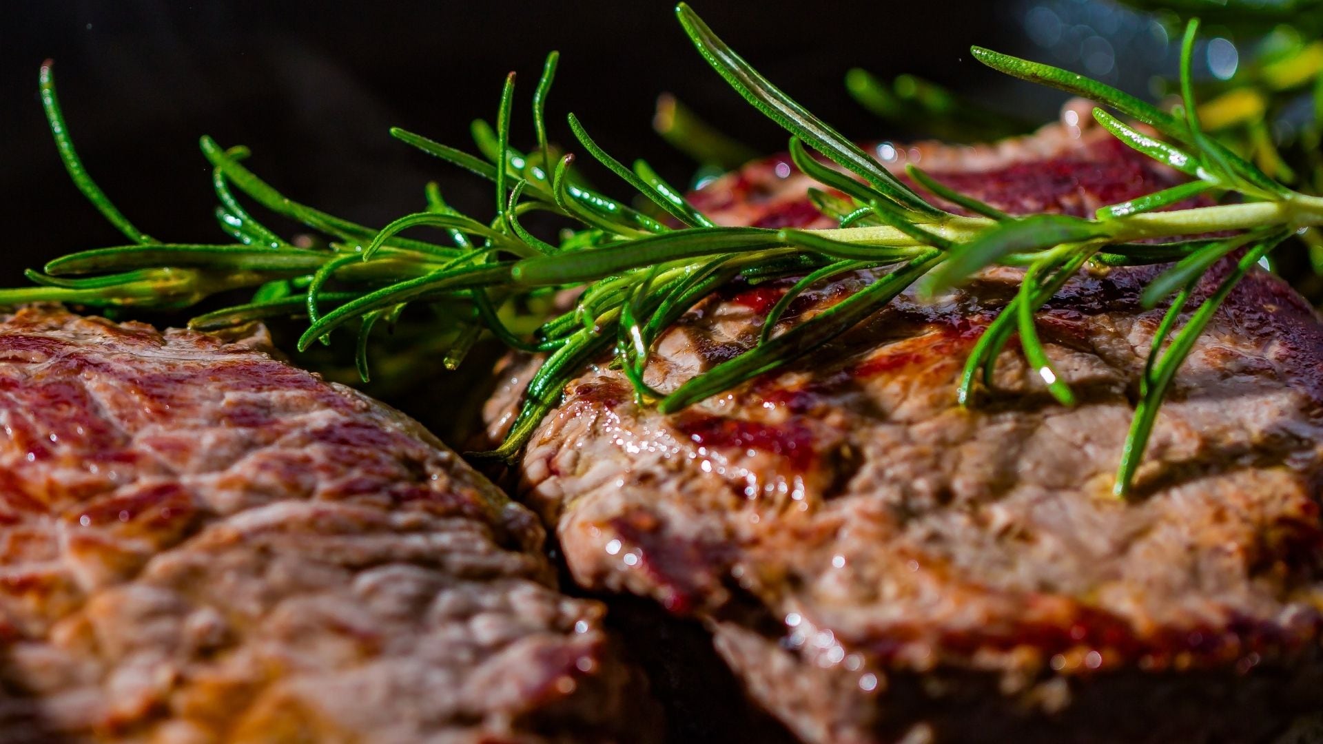 Según la tradición, en Jueves Santo sí se puede comer carne, a diferencia del Viernes Santo. | Foto: Especial (canva)