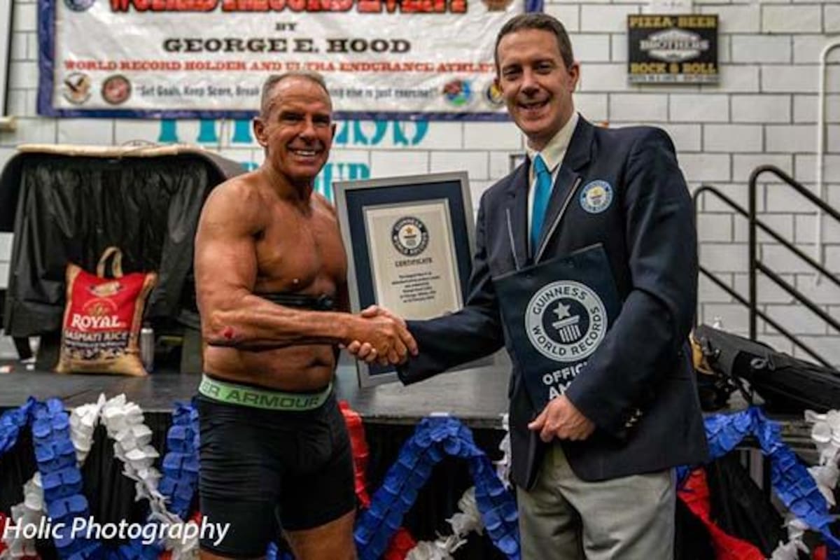 Ex marino establece el récord mundial al sostener una plancha abdominal por más de 8 horas