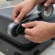Pon cinta en las ruedas de tu maleta al viajar