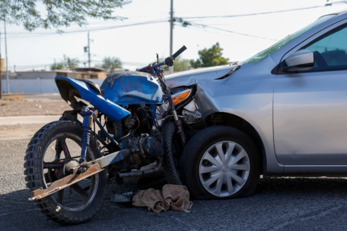 Choque entre carro y motocicleta deja un lesionado en Hacienda de los Portales