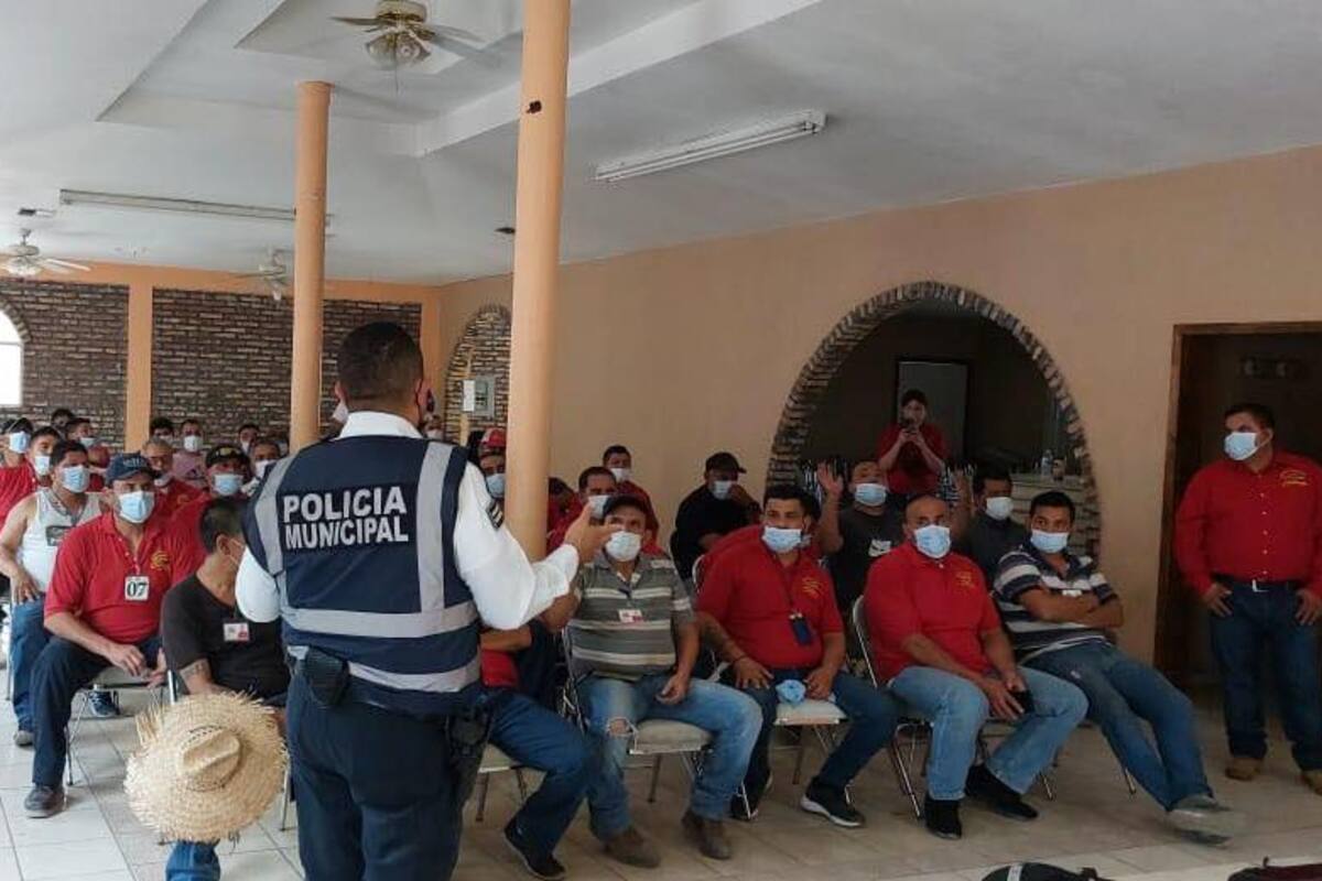 Cumplen choferes de autobuses con educación vial