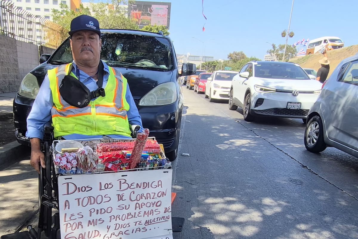Tiene 59 años, trabaja entre el tráfico y lucha por no perder un pie