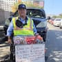 Tiene 59 años, trabaja entre el tráfico y lucha por no perder un pie