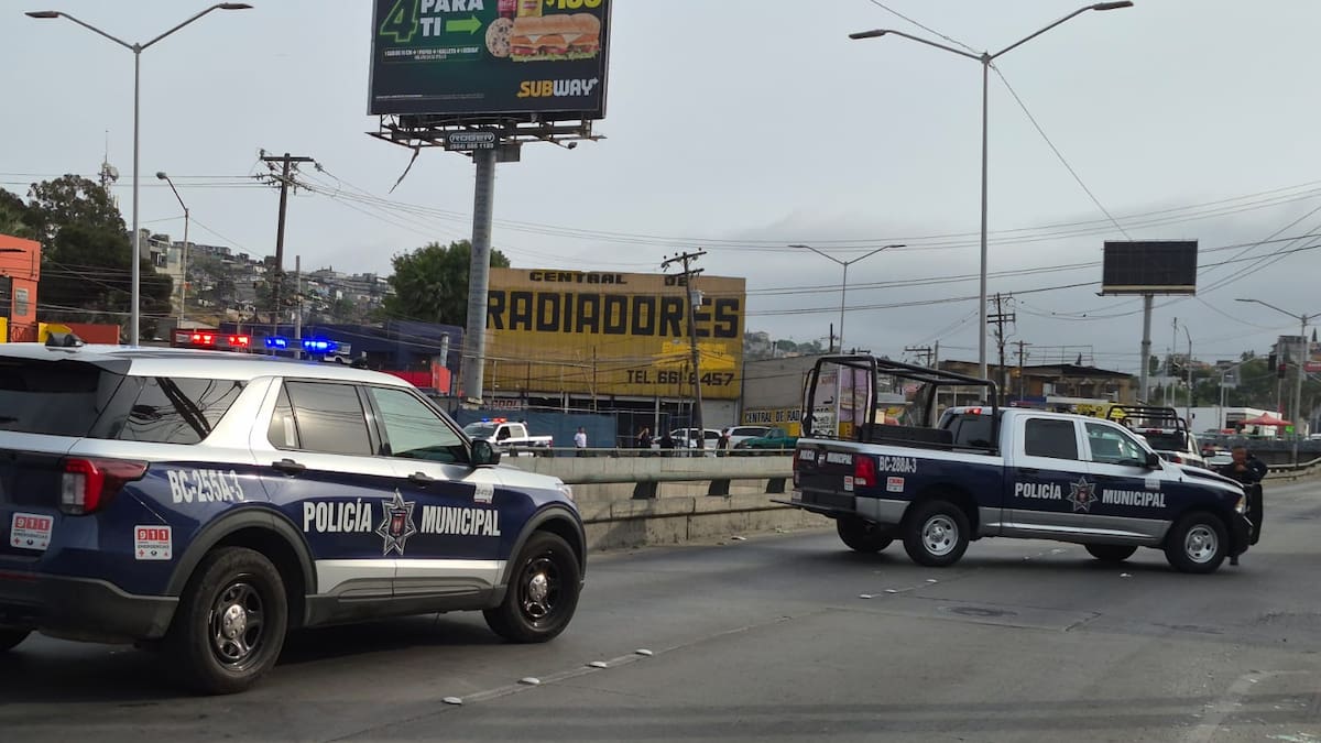 Policía Municipal evita intento de suicidio en paso a desnivel de Tijuana