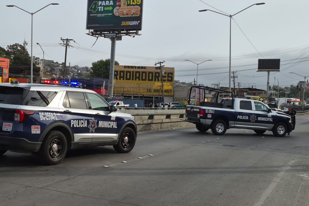 Policía Municipal evita intento de suicidio en paso a desnivel de Tijuana