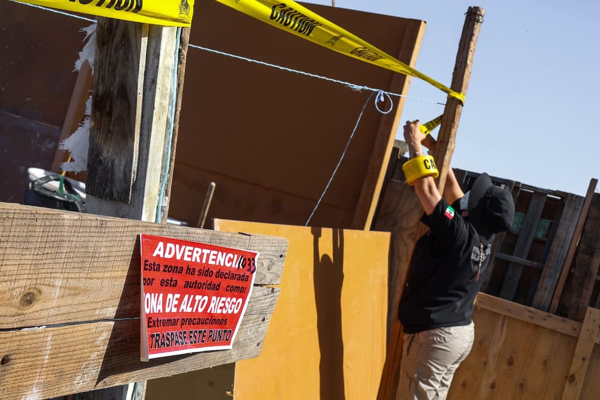 Personal de Protección Civil y otras corporaciones participaron en el operativo preventivo para retirar a familias asentadas en una zona vulnerable de la canalización del Río Tijuana ante el pronóstico de lluvias. Foto: Cortesía