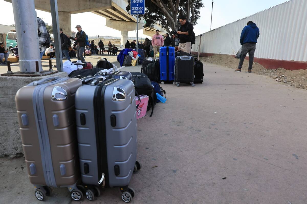 Activista apoya a migrantes en garita El Chaparral