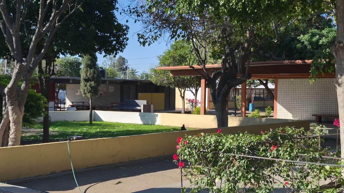 Falla eléctrica mantiene cerrada la Secundaria Técnica 6 desde noviembre y provoca la baja de 61 alumnos; padres exigen regreso seguro a las aulas