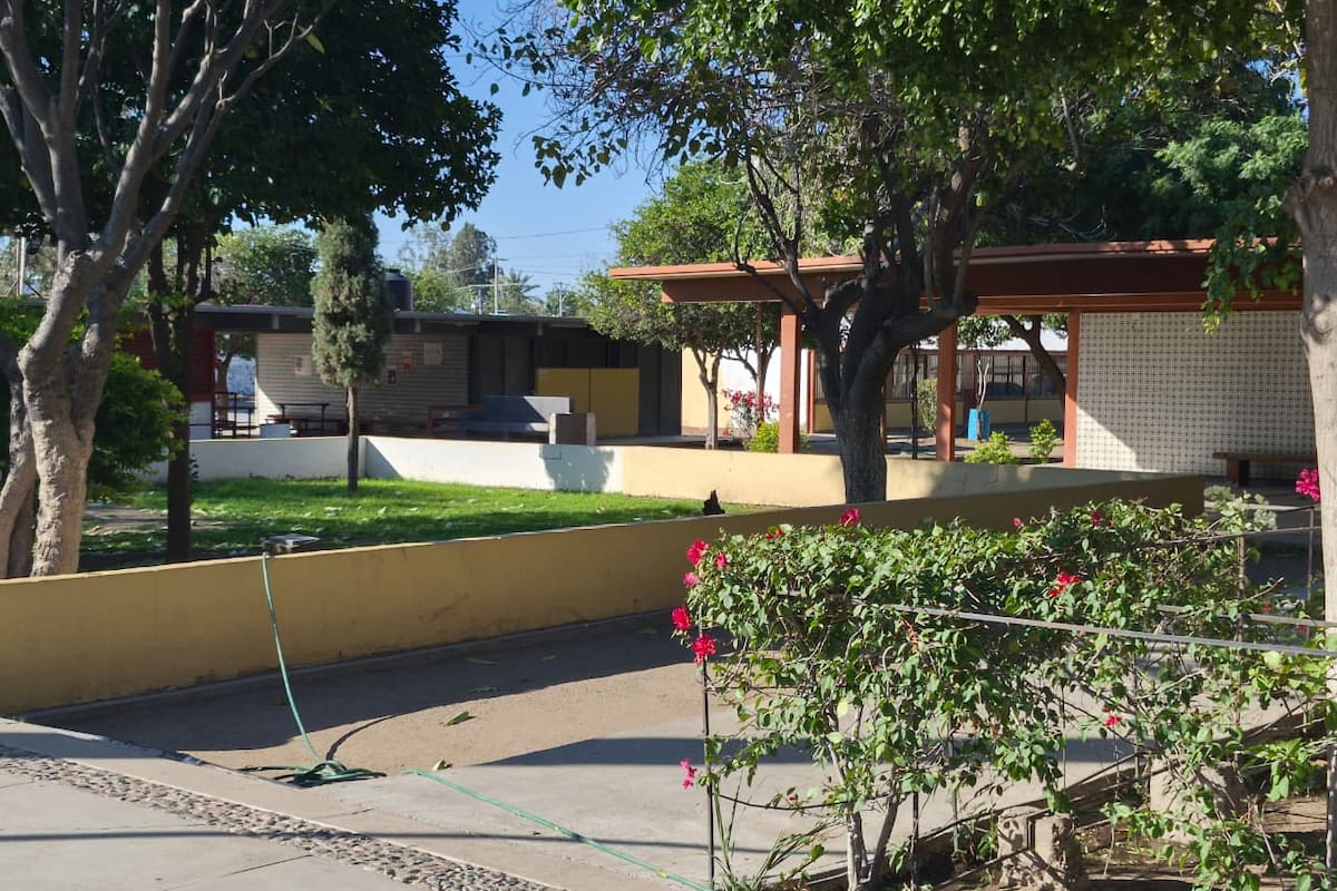 Falla eléctrica mantiene cerrada la Secundaria Técnica 6 desde noviembre y provoca la baja de 61 alumnos; padres exigen regreso seguro a las aulas