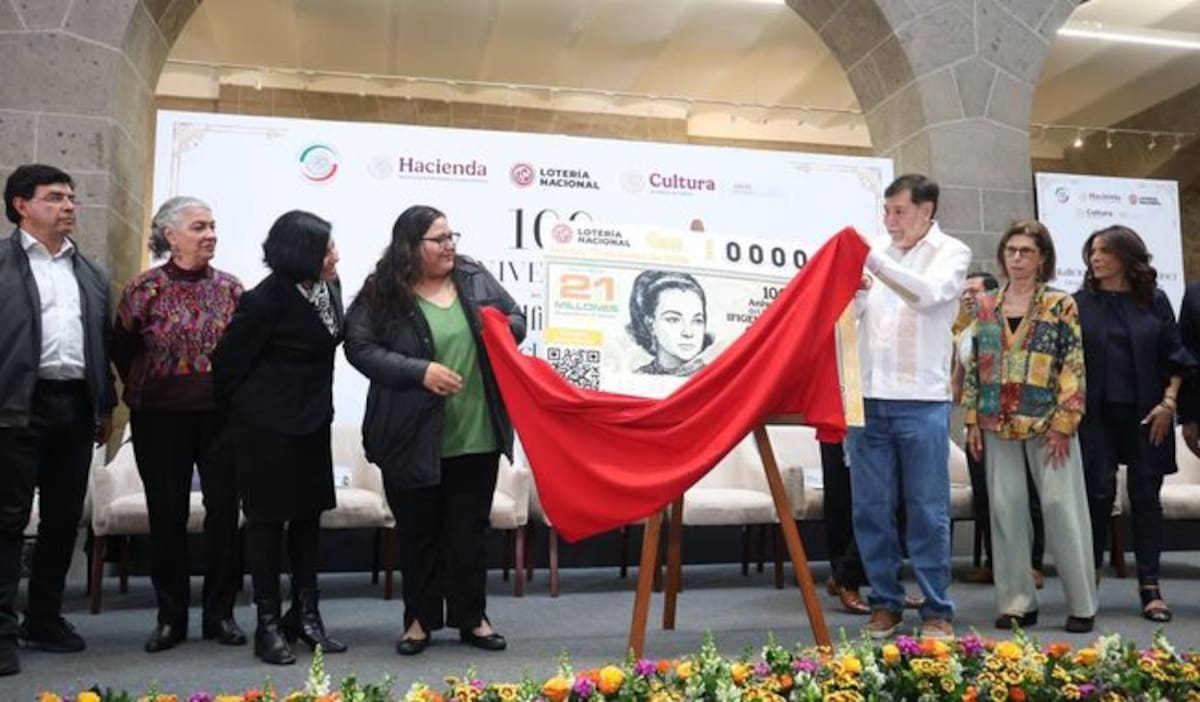 La secretaria de las Mujeres, Citlalli Hernández Mora, subrayó el papel pionero de Martínez al ser la primera mujer graduada en Economía por la UNAM y la primera mexicana en estudiar en Harvard. Foto: Secretaría de las Mujeres