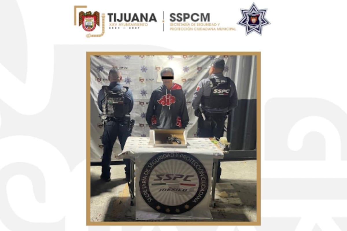 Detienen a hombre con túnica de Naruto en el Centro de Tijuana por portar arma ilegal