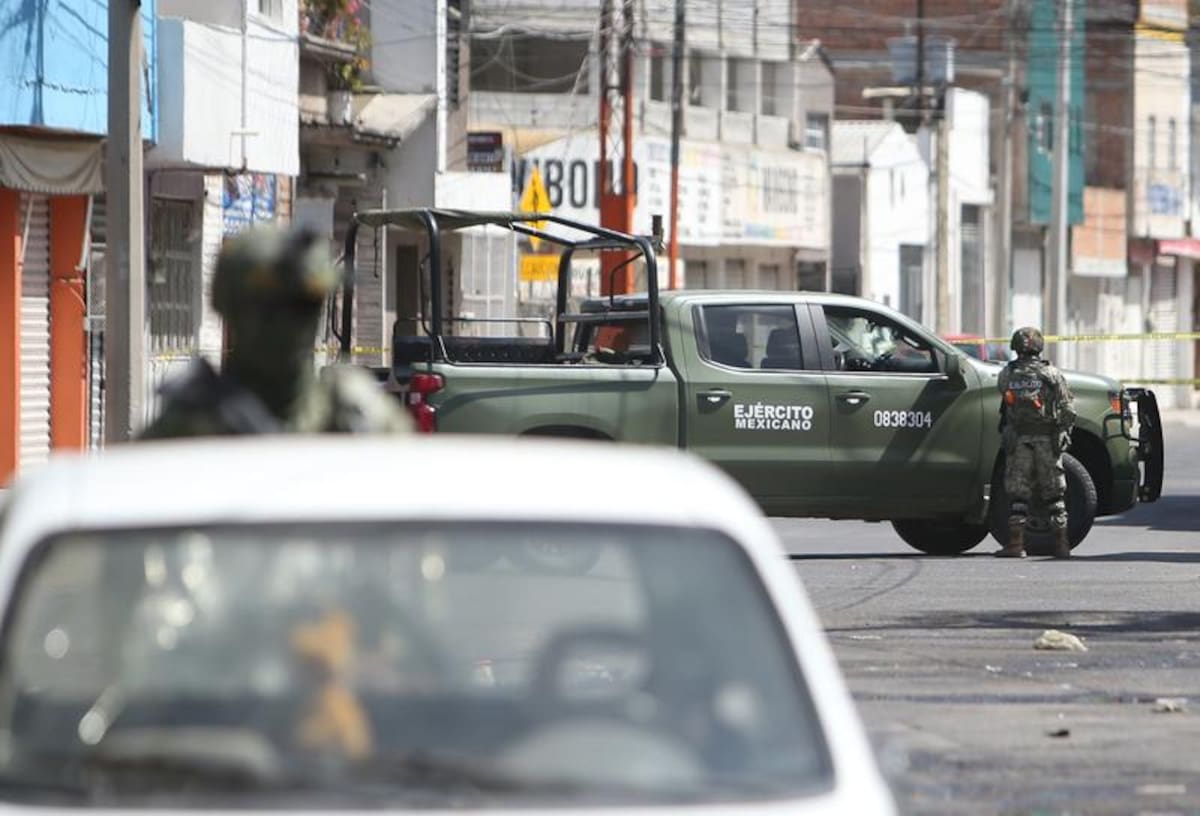 GUANAJUATO, 22 febrero, 2026 (Xinhua) Elementos del Ejército Mexicano vigilan en una calle, en el municipio de San Francisco del Rincón, en el estado de Guanajuato, México, el 22 de febrero de 2026. (Xinhua/Mario Armas) (ma) (da)