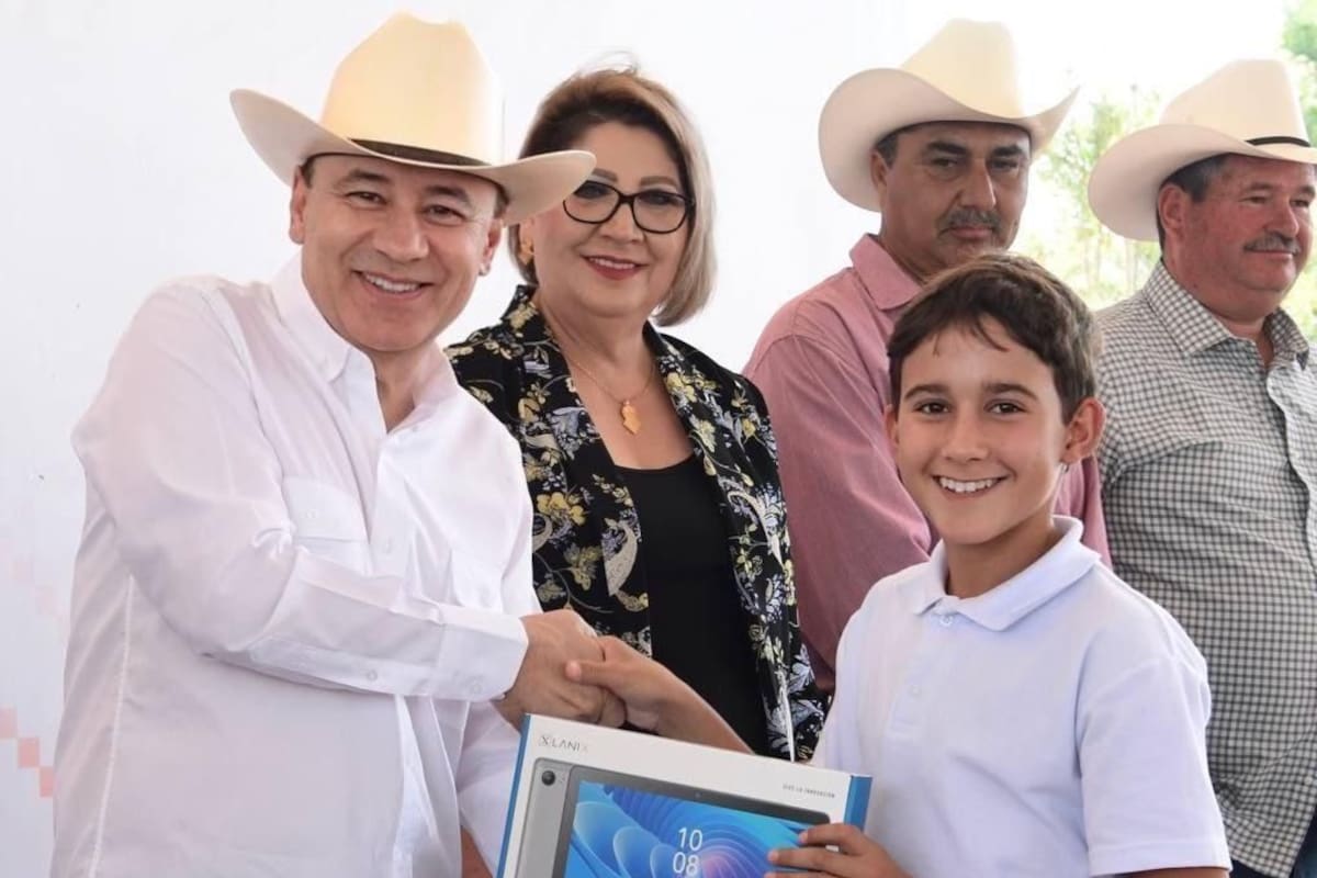 Alfonso Durazo entrega 50 mil tabletas electrónicas a estudiantes y docentes de secundaria en Sonora