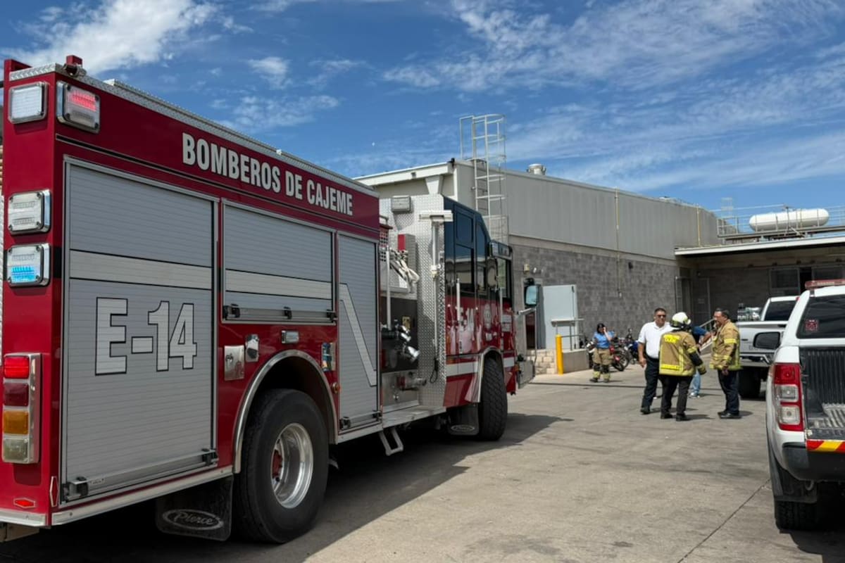 Evacúan a más de 70 empleados por conato de incendio en supermercado de Ciudad Obregón