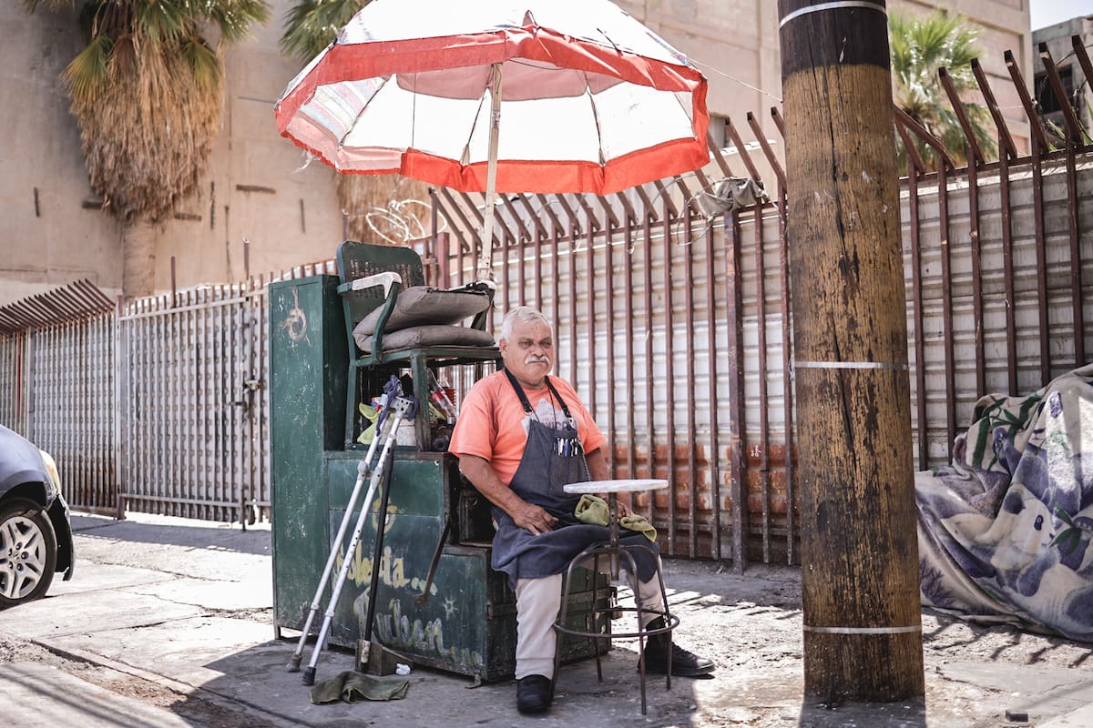 Más de 50 años trabajando entre el calor y los zapatos; la historia de Rubén