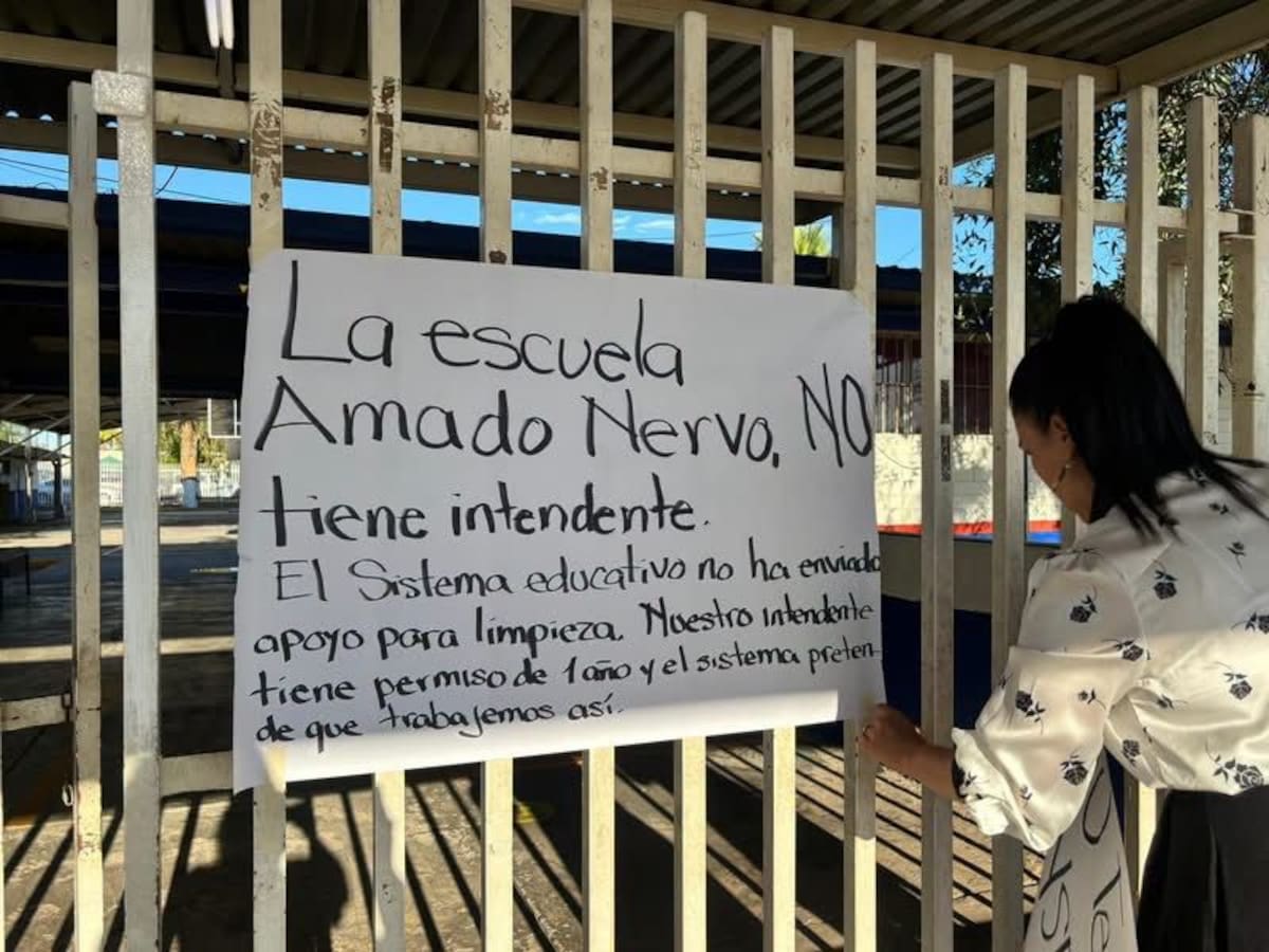 La primaria Amado Nervo permaneció cerrada durante el inicio del ciclo escolar 2026-2027 debido a una protesta del personal por la falta de trabajadores. Foto: Cortesía