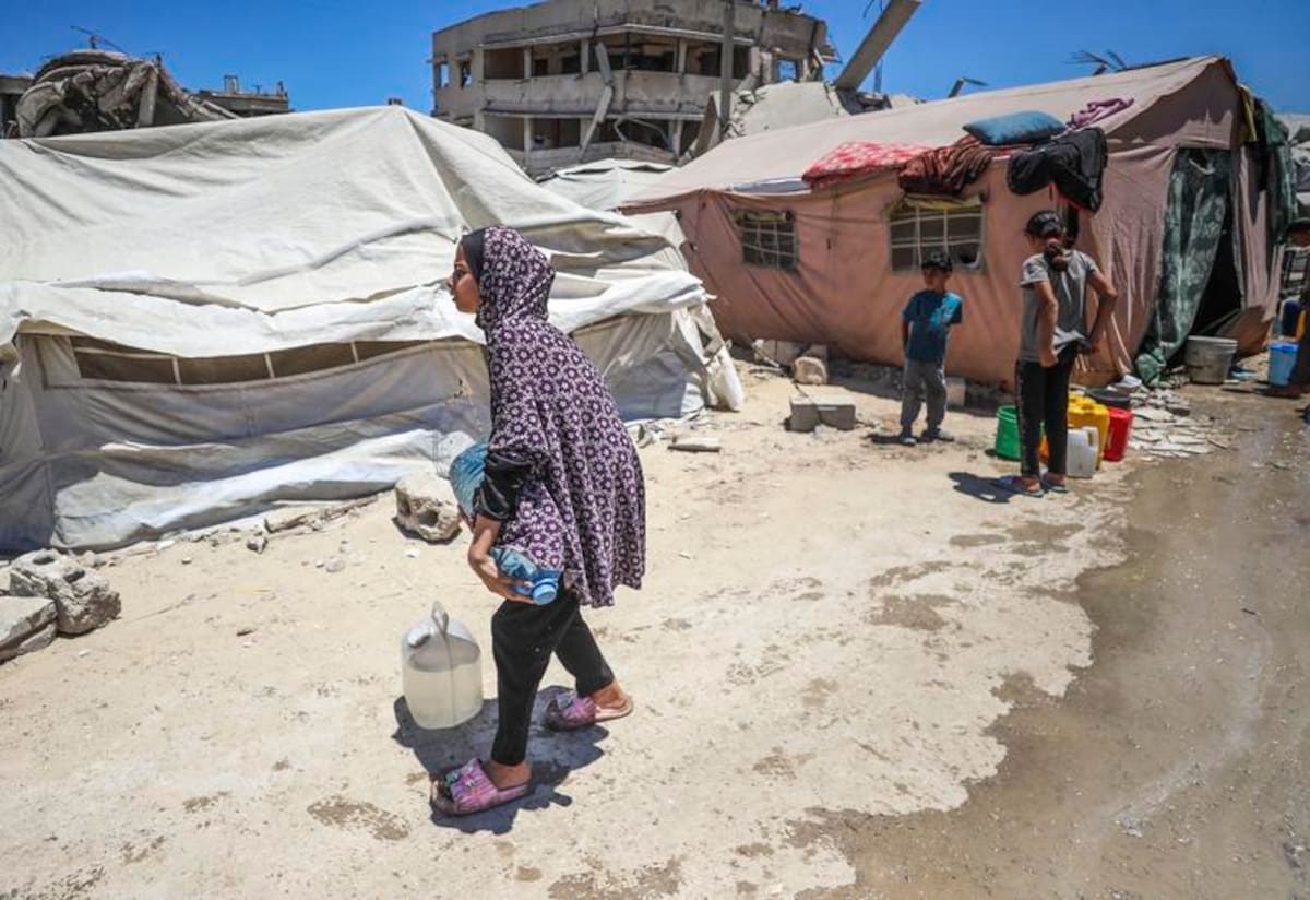 (Imagen ilustrativa) 7 de julio de 2025 de una niña palestina desplazada transportando una botella de agua cerca de un refugio temporal, en la Ciudad de Gaza. (Xinhua/Mahmoud Zaki) (jg) (da) (vf)