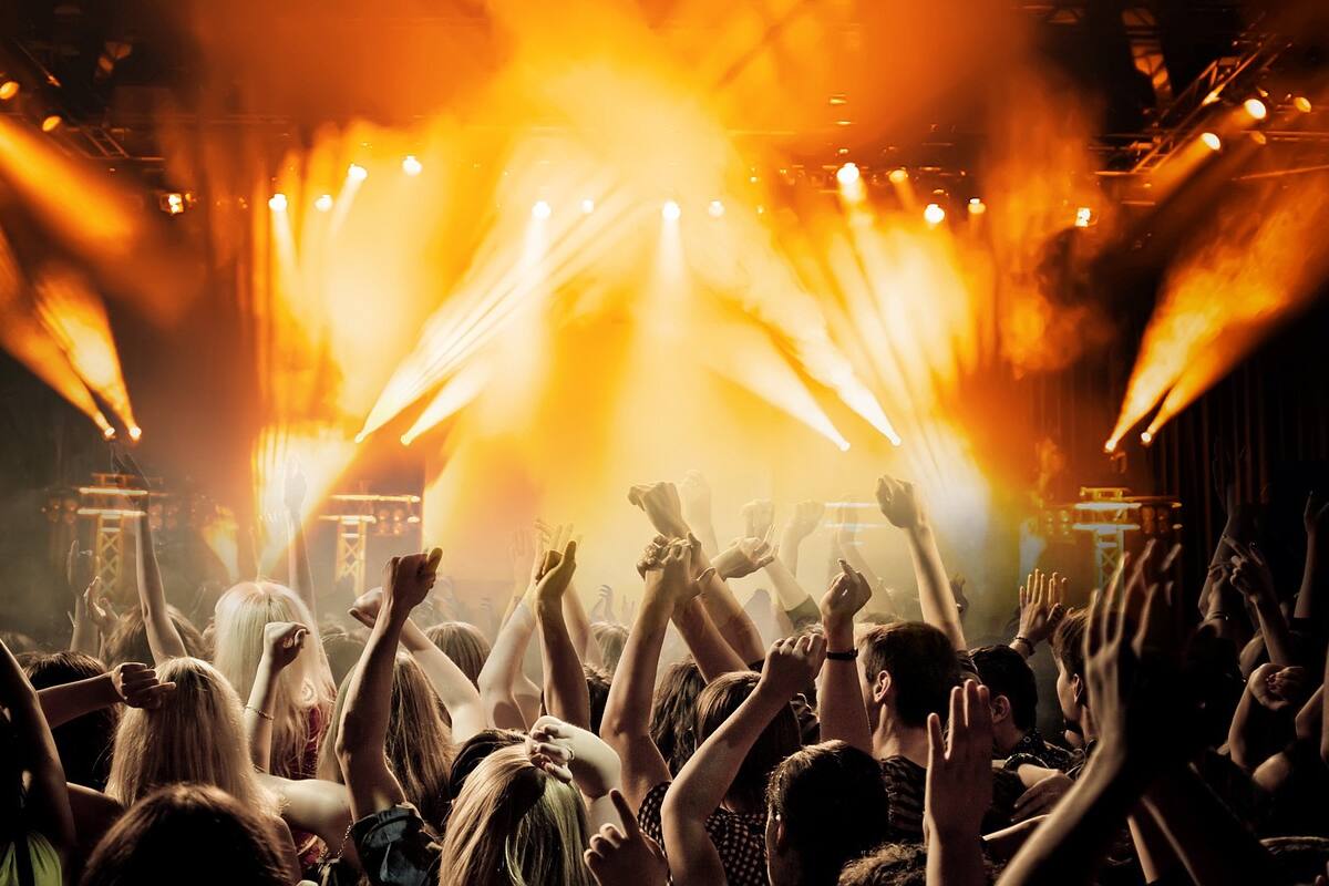 Policía francesa suspende macrofiesta con más de 400 personas
