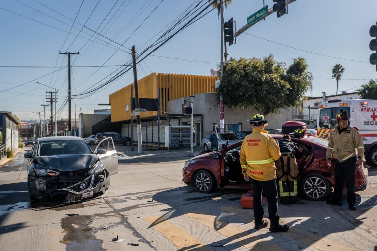 Choque entre dos vehículos en el centro deja lesionados leves