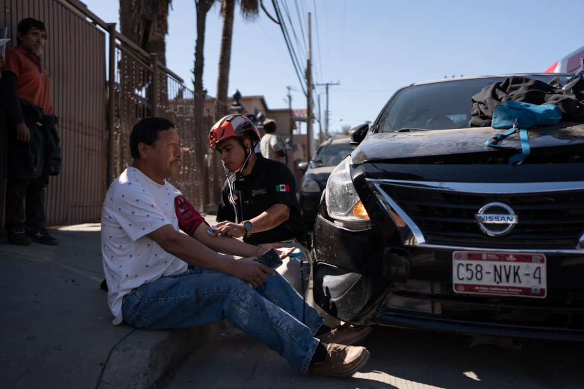El accidente dejó varios vehículos dañados y al menos tres personas trasladadas a un hospital. Foto: Border Zoom