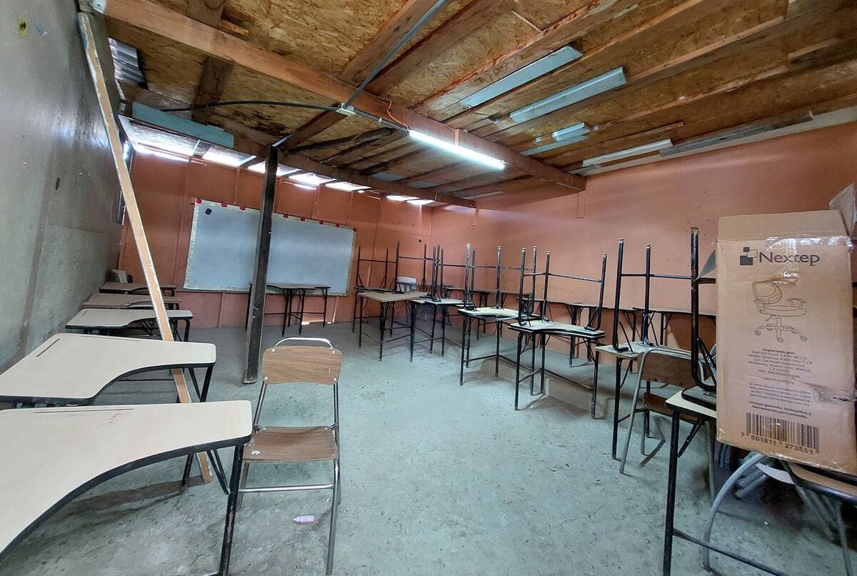Uno de los salones presenta problemas estructurales.