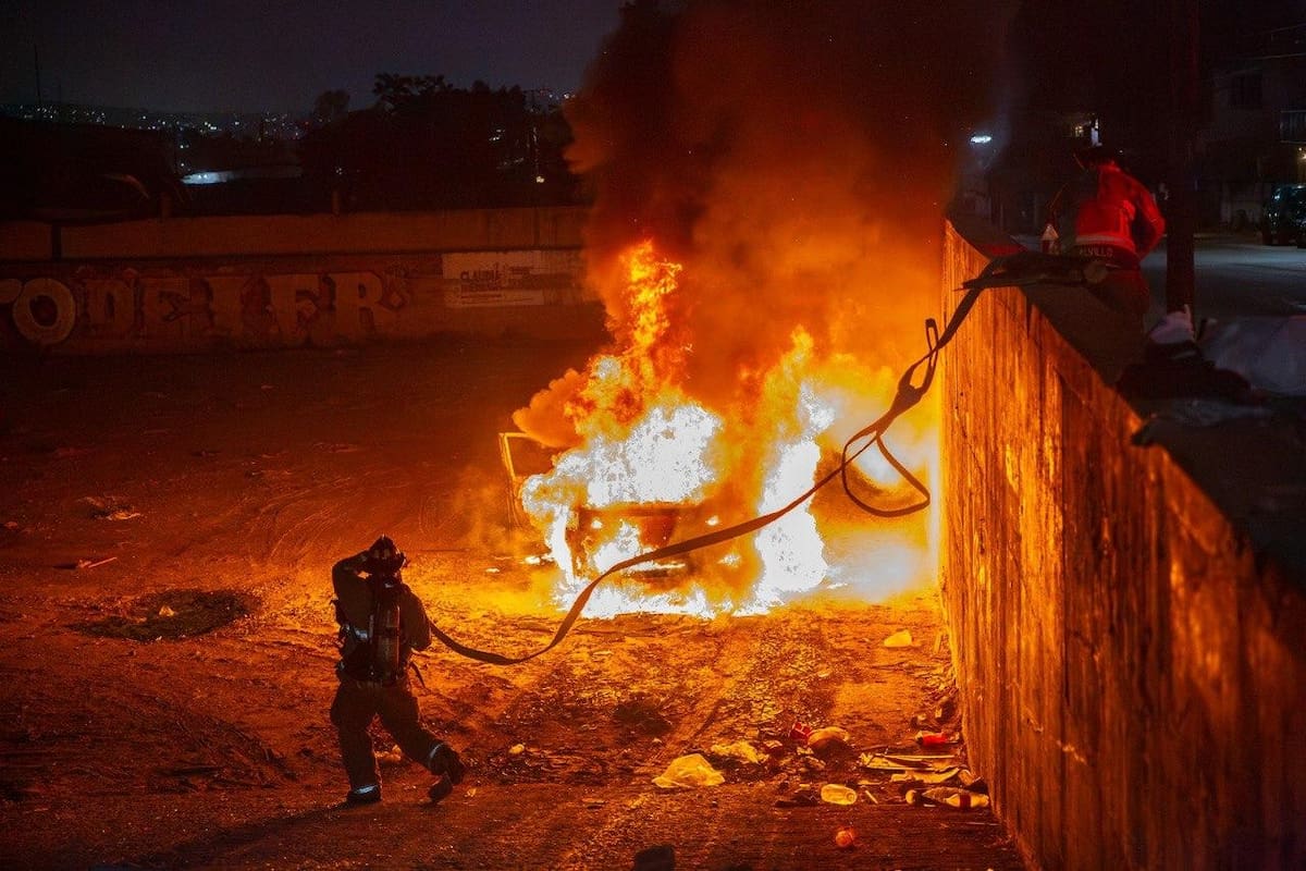Dos incendios registrados durante la madrugada de este lunes movilizaron a cuerpos de emergencia en distintos puntos de Tijuana. Foto: Border Zoom
