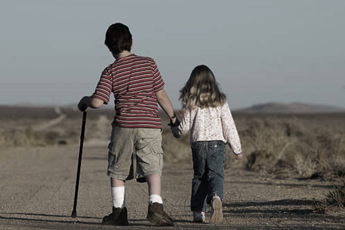 Hermanitos hambrientos caminaban solos en calles de Torreón; sus padres se estaban drogando