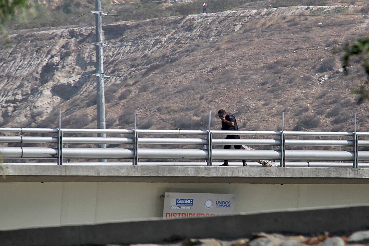 Localizan dos 'narcomantas' en distintos puntos de Tijuana