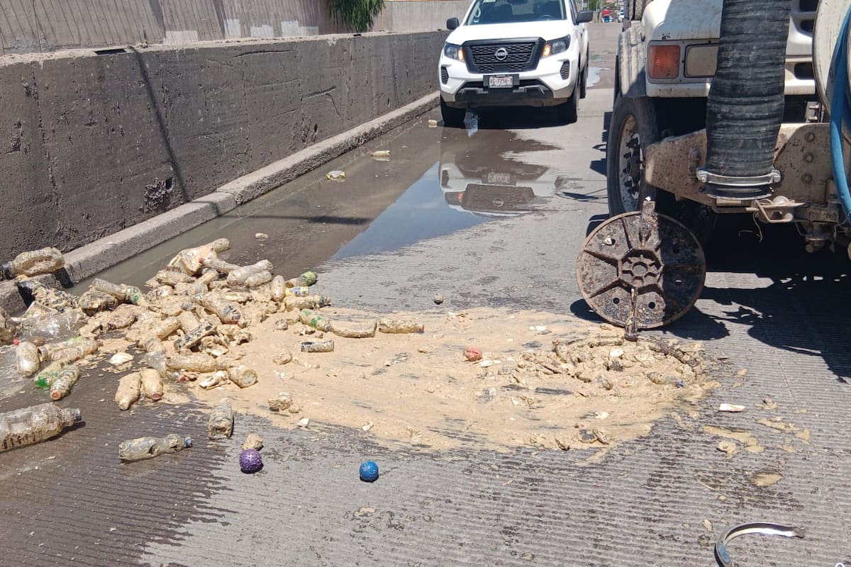 Extraen botellas con aceite vegetal de alcantarillas en Nogales