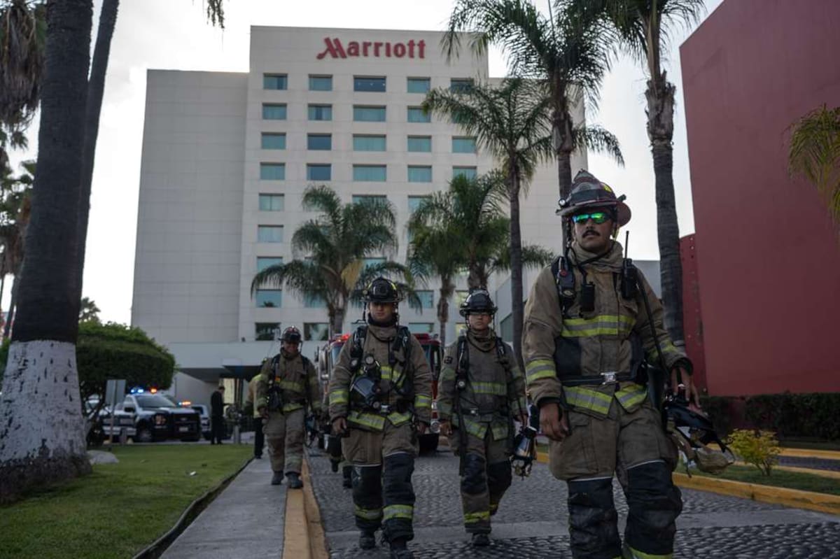 Bomberos atendió a dos mujeres encontradas inconscientes en la cocina del Hotel Marriott de Tijuana. Foto: Border Zoom