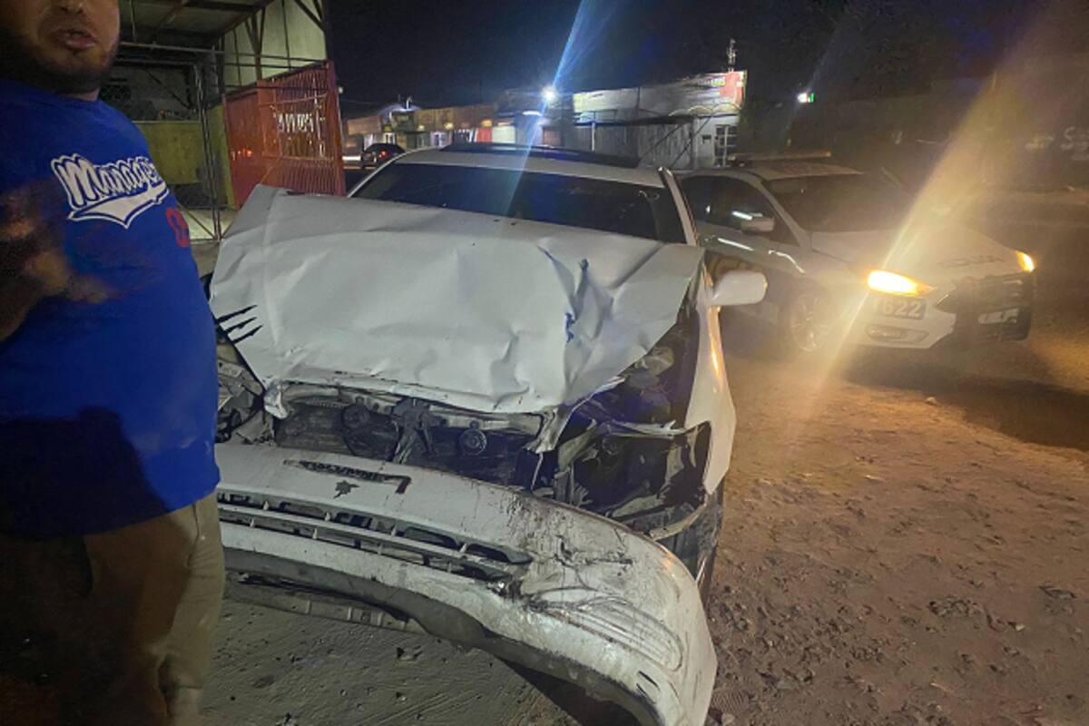 Choca por alcance a automovilista en un semáforo