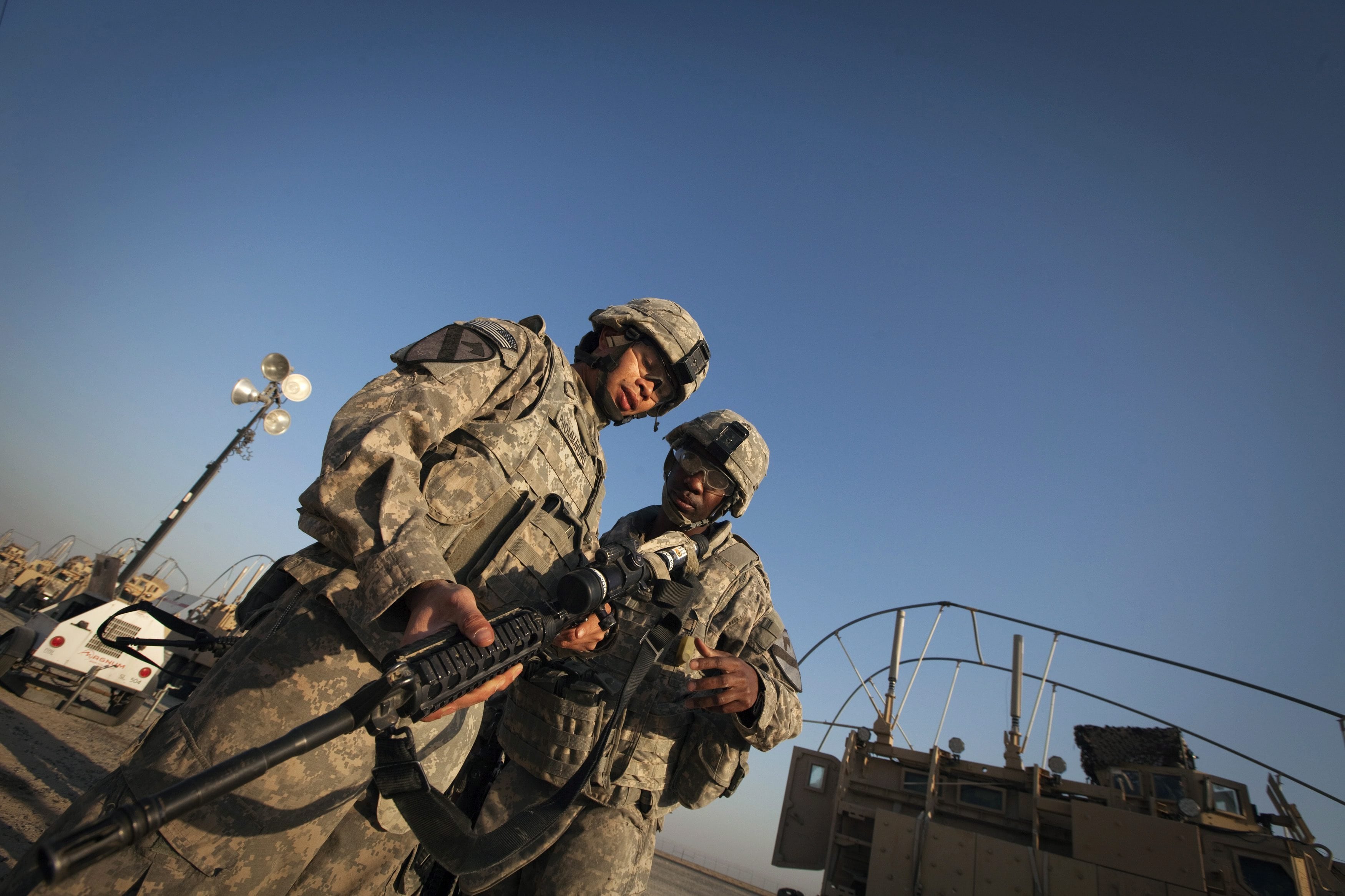 REU38 KUWAIT 18/12/2011.- Soldados de la 3ª Brigada, 1ª División de Caballería, del ejército estadounidense descargan sus armas tras cruzar la frontera kuwaití junto al último convoy de tropas norteamericanas que abandonó Irak hoy, domingo 18 de diciembre de 2011. Los últimos soldados estadounidenses que quedaban en Irak salieron hoy del país en dirección a Kuwait. De esta forma, EEUU pone fin a más de nueve años de presencia en Irak en el marco del repliegue total de sus tropas, cuyo plazo expiraba el próximo día 31. EFE/Lucas Jackson, pool