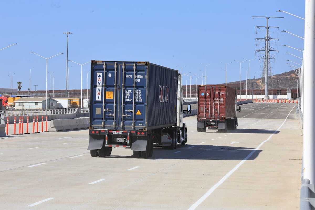 Los primeros tractocamiones vacíos comenzaron a circular por los accesos de la nueva infraestructura aduanal en la zona de Las Torres, como parte del inicio gradual de operaciones de Otay II. Foto: Sergio Ortiz