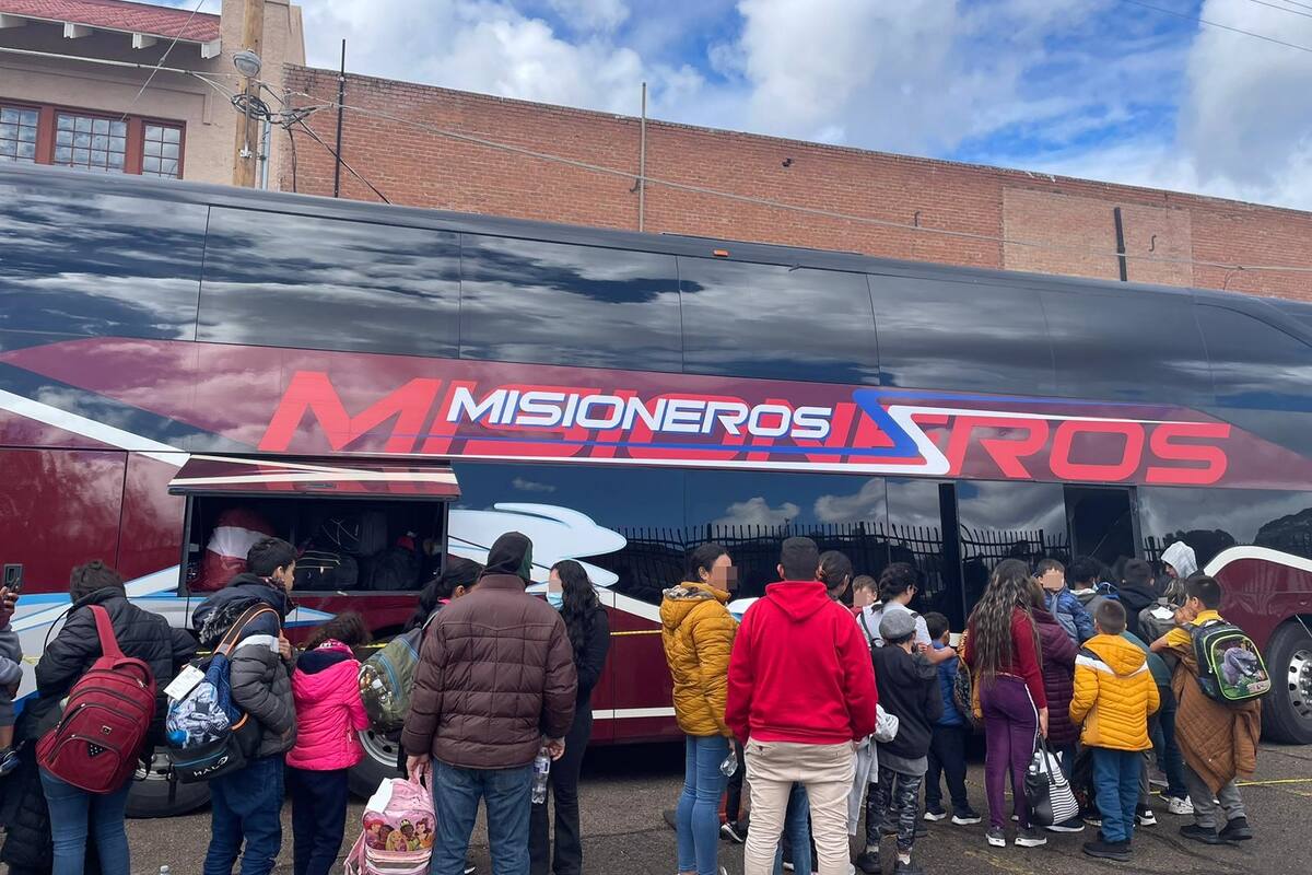 Reubican a 50 mil migrantes en albergues de Arizona