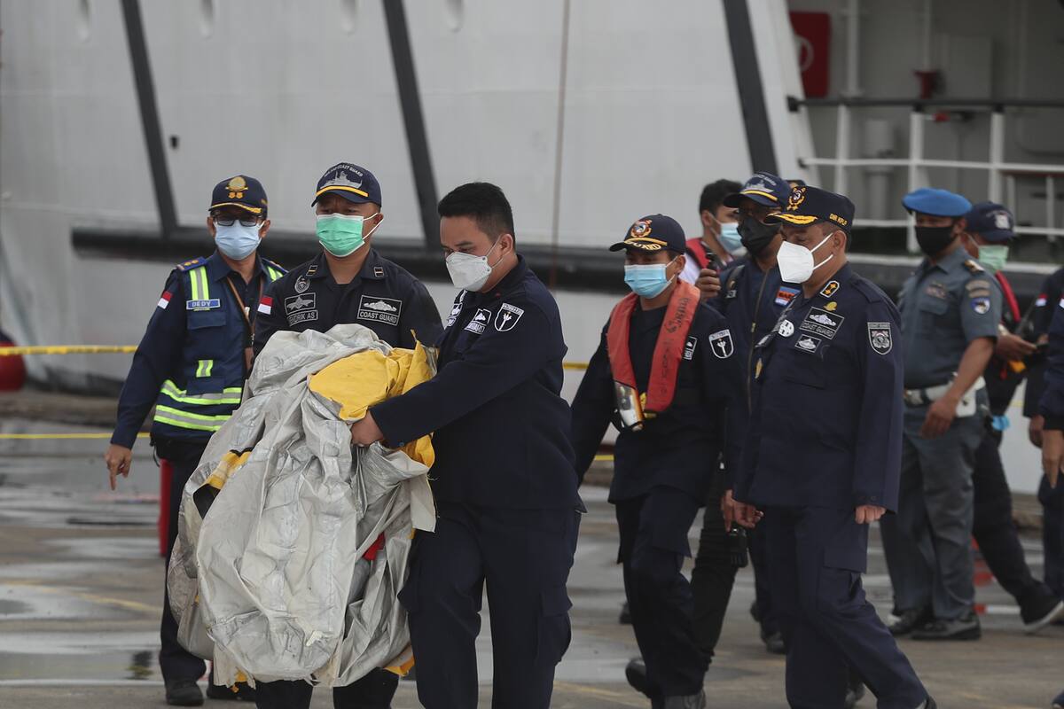 Localizan caja negra del avión accidentado en Indonesia y recuperan restos humanos