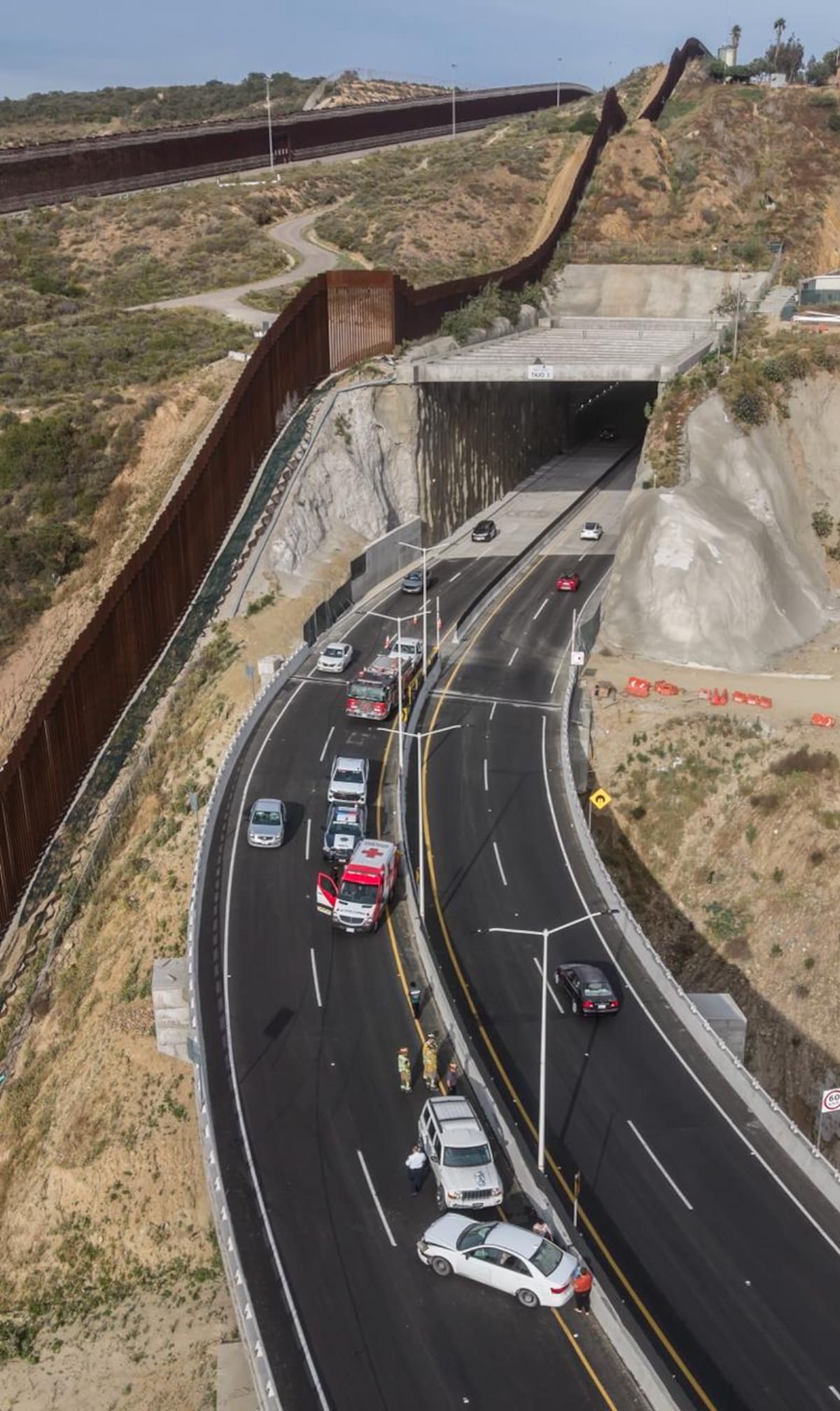 Un accidente entre dos vehículos en el viaducto elevado, a la altura del Cañón del Matadero, dejó una mujer trasladada a un hospital y afectaciones a la vialidad. Foto: Border Zoom