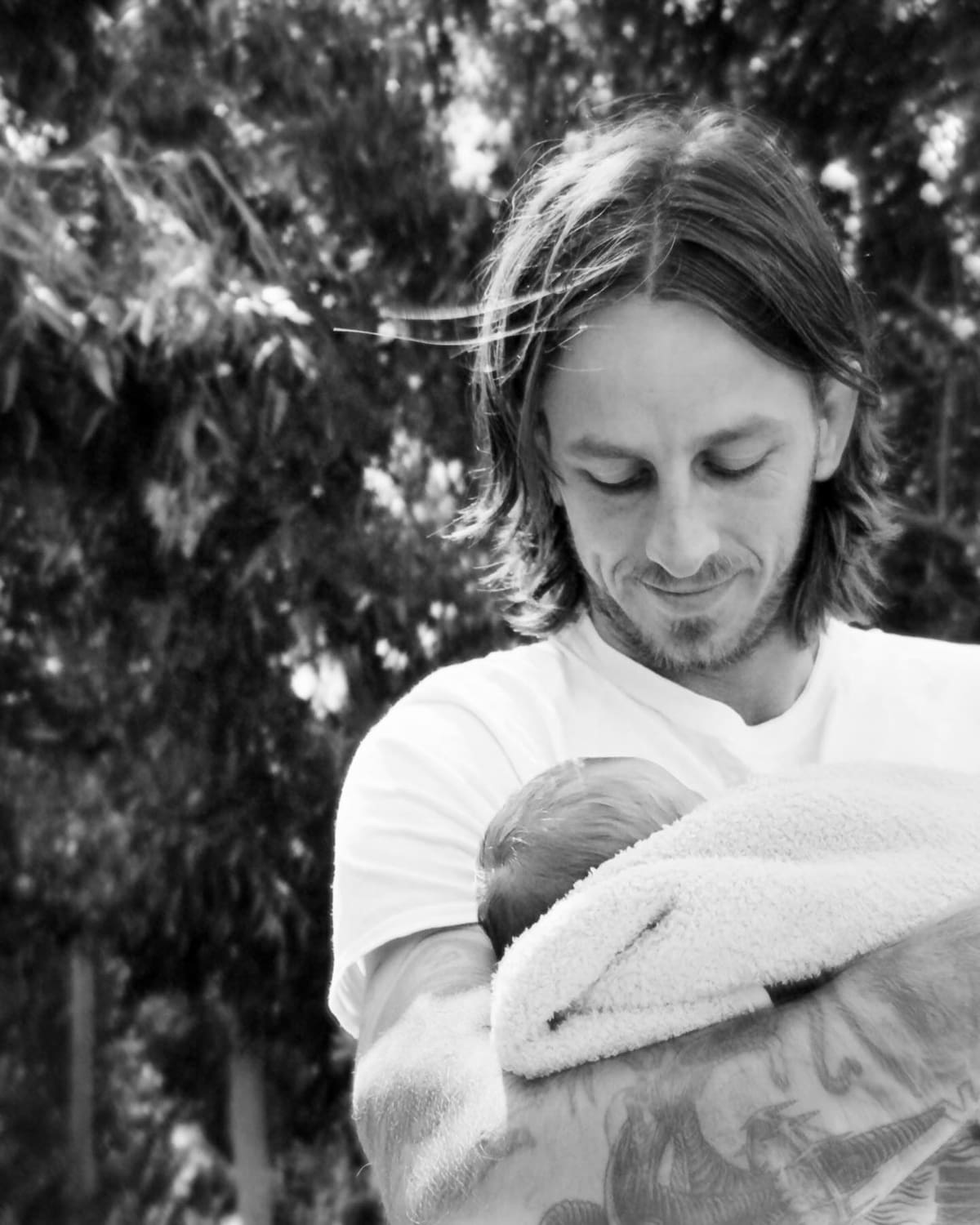 Tony Hawk cargando a su primer nieto