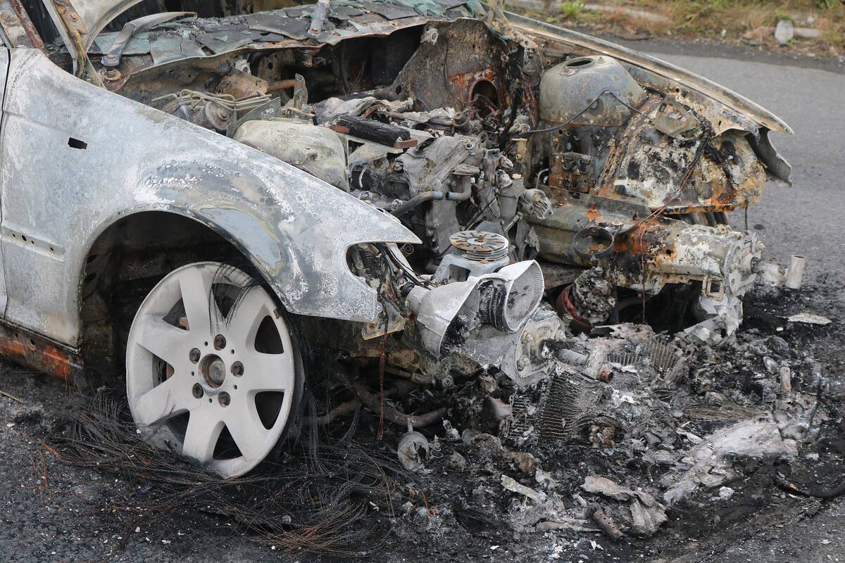Hallaron carro quemado con dos cuerpos en el interior en camino a Cucurpe