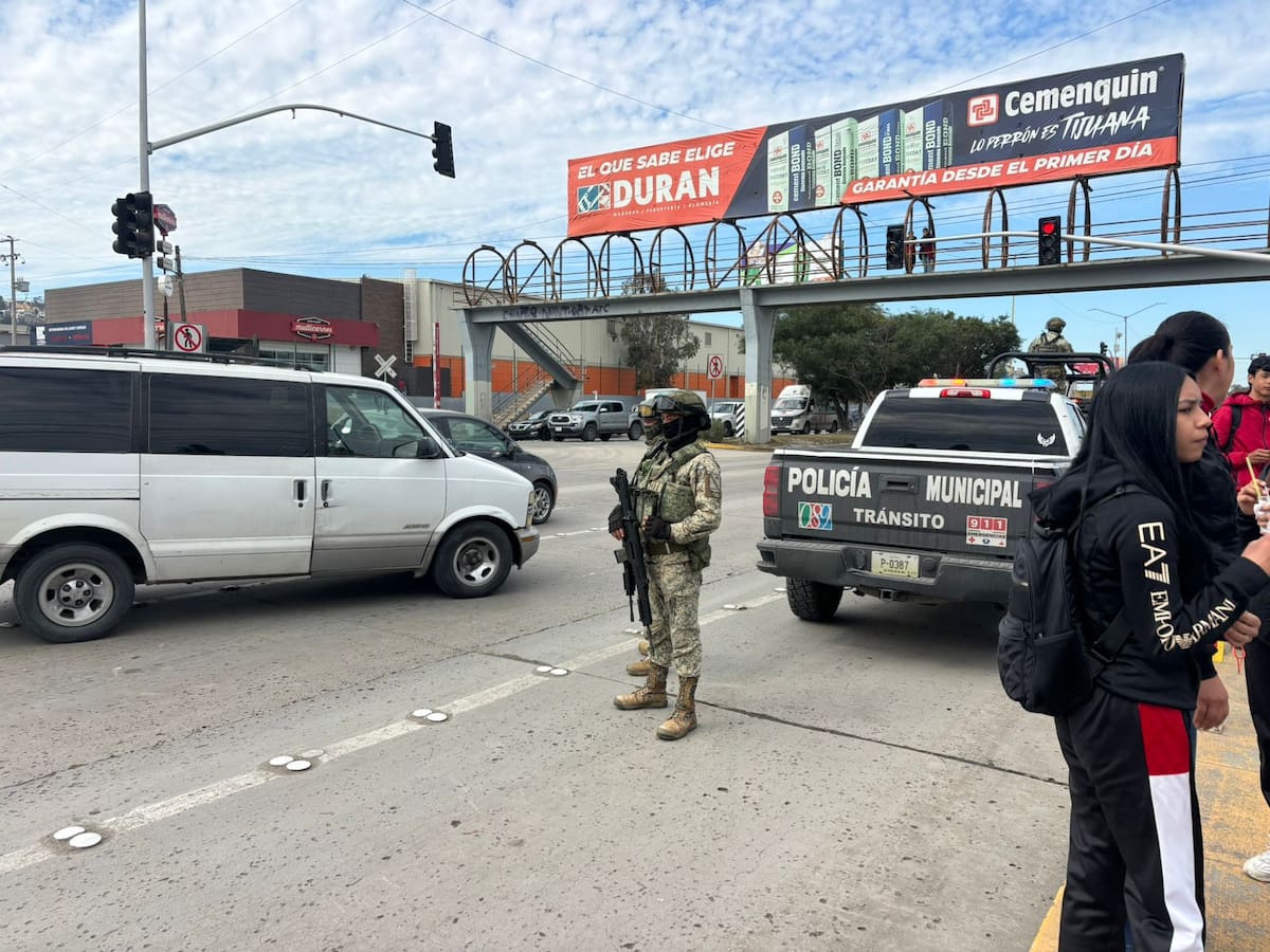 Alumnos de la Secundaria 35 y Preparatoria Moctezuma llevan meses sin electricidad en la colonia Antorcha Campesina I. Foto: Lorena Salinas