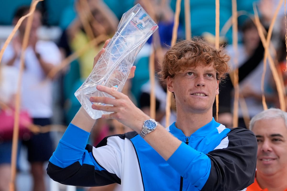 Jannik Sinner alza el trofeo de campeón del Abierto de Miami tras vencer a Grigor Dimitrov en la final, el domingo 31 de marzo de 2024, en Miami Gardens, Florida. (AP Foto/Lynne Sladky)
